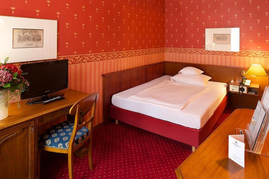 Hotel Saechsischer Hof Meiningen Bagian luar foto